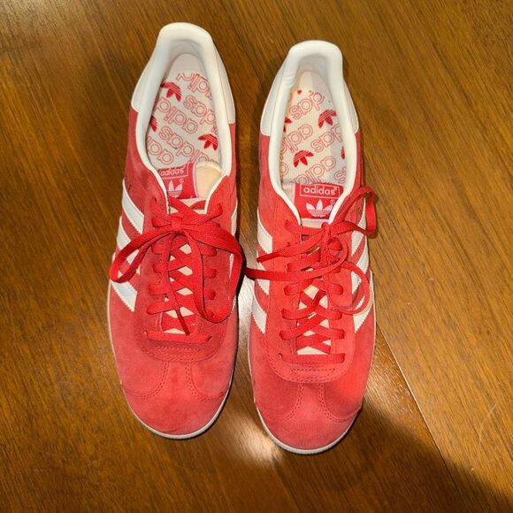 MENS New Adidas Gazelle Red and White Sneakers - Picture 4 of 8